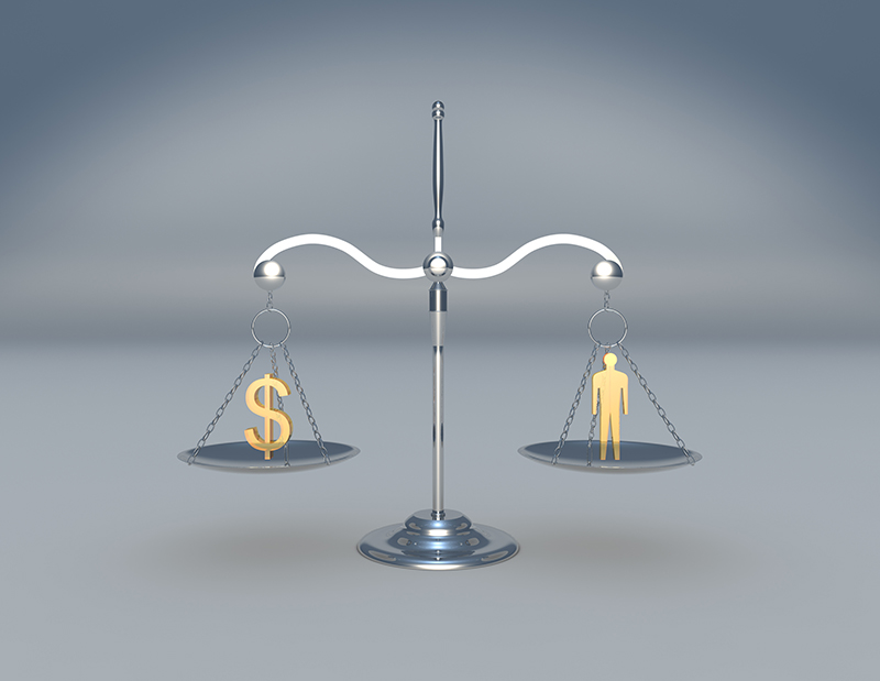 Balanza con figura humana y símbolo de dinero